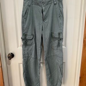 American Eagle Outfitters Women's Cargo Pants in Green